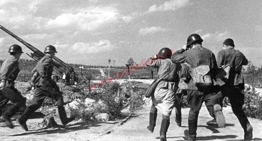 Боевая тревога. На заднем плане 76-мм зенитная пушка обр. 1938 г. 14-я армия, Карельский фронт. 1943 г.