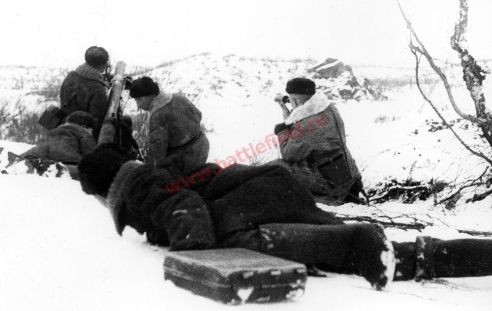 Расчет 82-мм миномета обр. 1937 г. 10-й гв. стрелковой дивизии. Карельский фронт. 15 ноября 1942 г.