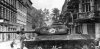 Американский десантник из 82-й десантной дивизии осматривает подбитый ИС-2 (место пробития брони выделено белой краской). Башню этого танка вскоре отправят в Абердин, США, где она будет подвергнута баллистическим испытаниям. 1945 г.