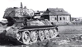 Поврежденный (вероятно) танк Т-34. Зима 1942-43