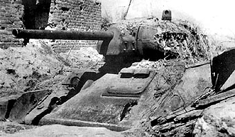 Хорошо замаскированный Т-34 в засаде на окраинах Понырей. Курск. Июль 1943.