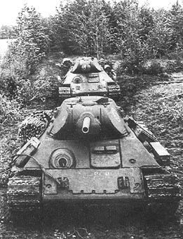 Т-34 с дополнительным бронированием, установленным на заводе №29, выдвигаются к фронту. Ленинградский фронт. 1942