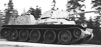 T-34 образца 1941. Сзади на надгусеничной полке - оборудование для дымопуска. Зима 1942