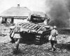 Советская пехота поддерживает атаку «Матильд». 1942 г.