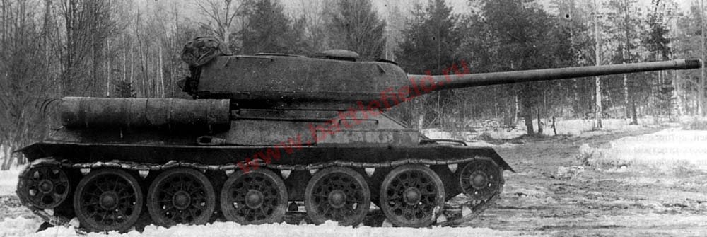 Опытный образец Т-34 со 100-мм пушкой ЛБ-1 во время полигонных испытаний на ГАНИОПе. Апрель 1945 г.