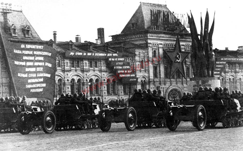 \'Комсомольцы\' 1-й серии с полковыми пушками образца 1927 года проходят по Красной площади