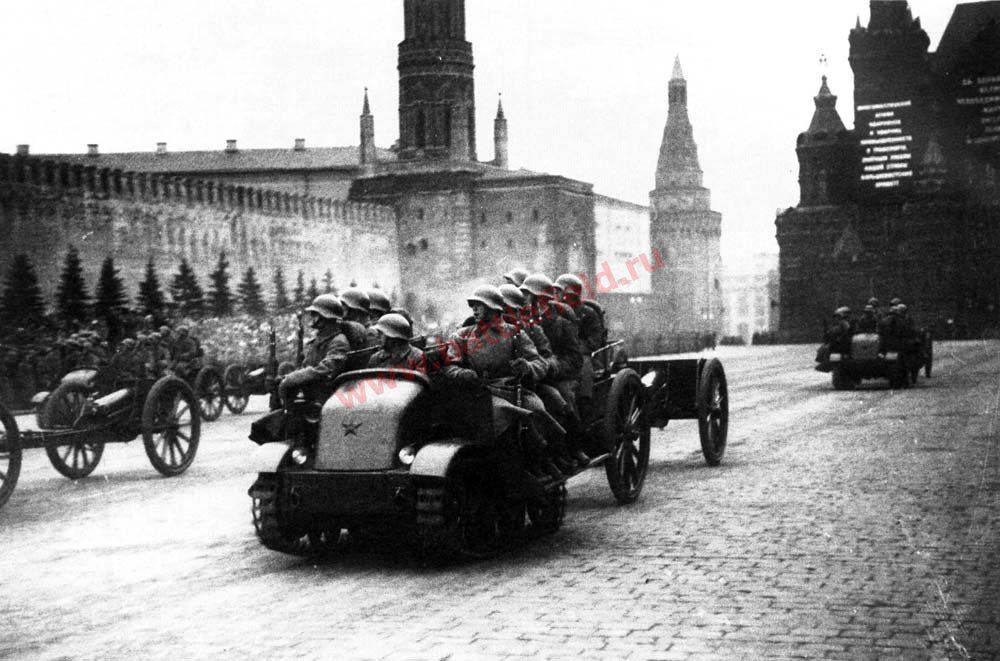 Tягачи \'Пионер\', буксирующие 76-мм полковые пушки образца 1927 года. Парад на Красной площади. 7 ноября 1936 г.